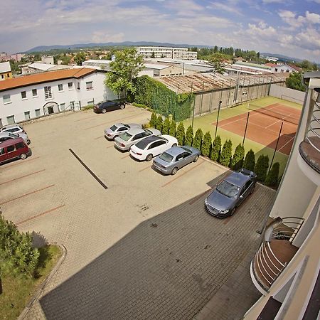 Hotel Eminent Zlaté Moravce Exterior foto
