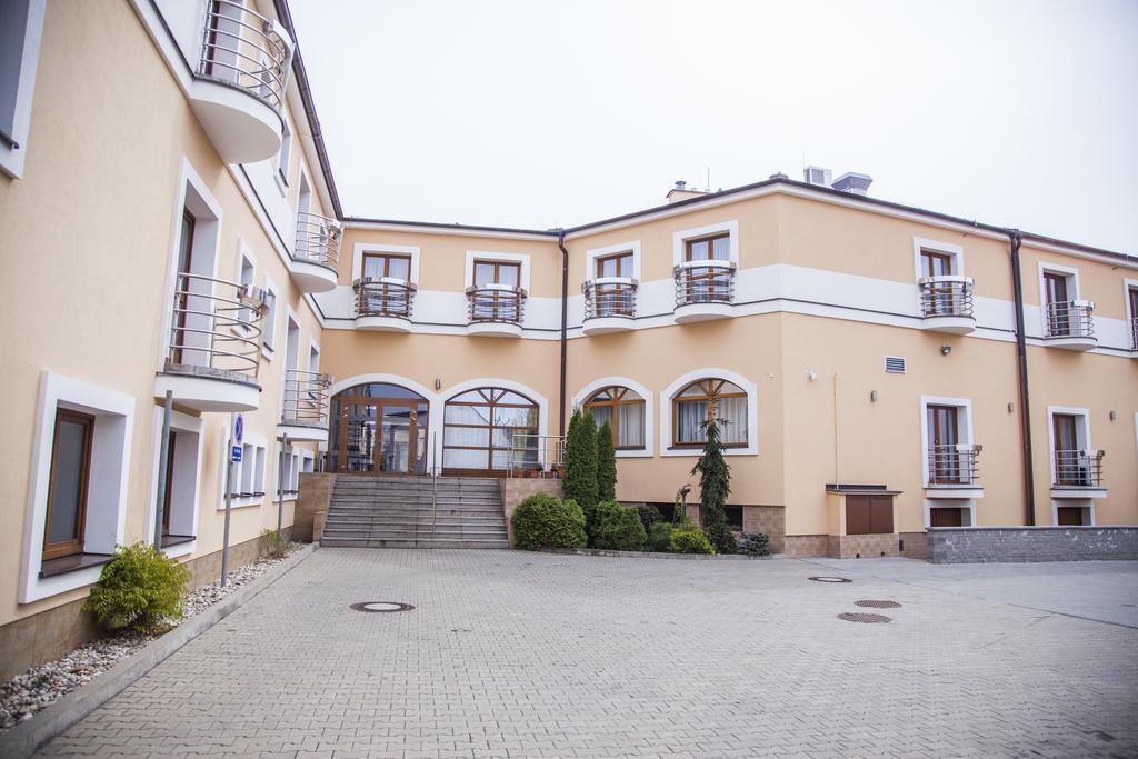 Hotel Eminent Zlaté Moravce Exterior foto