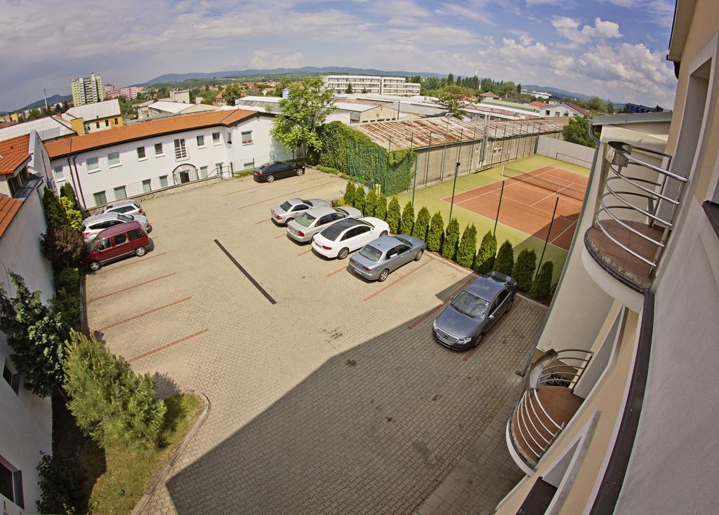 Hotel Eminent Zlaté Moravce Exterior foto